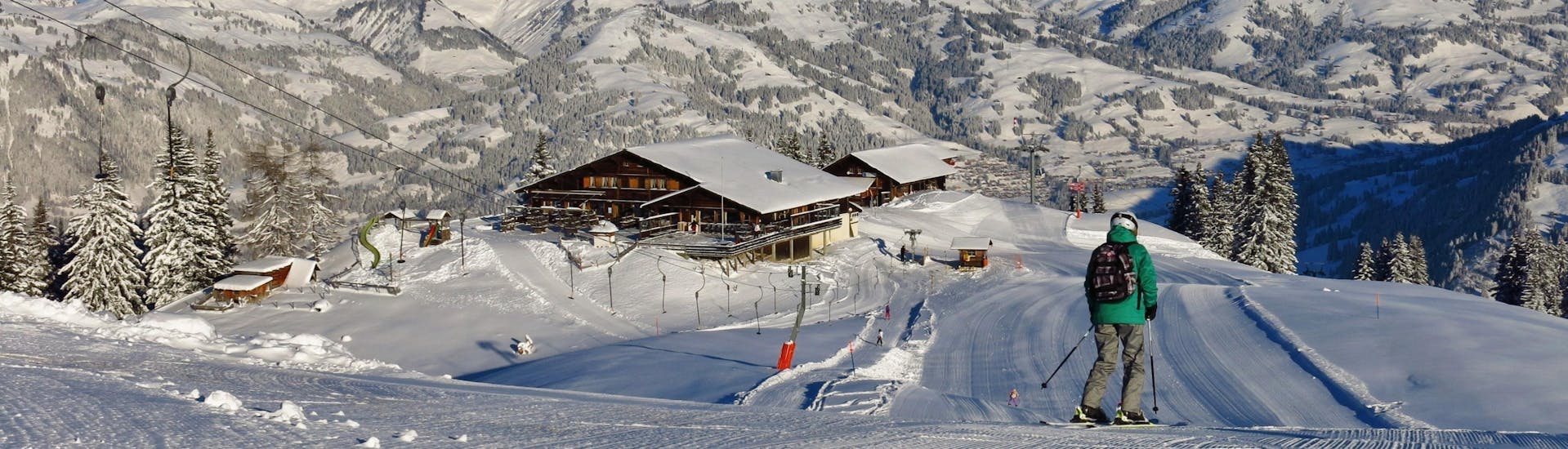 Vista del paesaggio montano soleggiato durante un corso di sci con scuole di sci a Gstaad-Saanen.