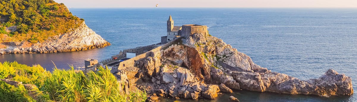 gulf-of-poets_SEM-Resort-Hero Blick auf den Golf der Dichter und die Ruinen der Burg Doria bei Sonnenuntergang.