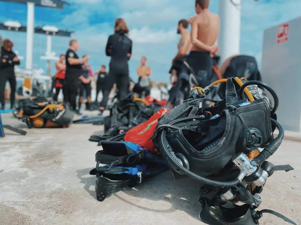 H2O Diving Center Palamós Beautiful landscapes showcasing mountains and sea, where the experiences of H2O Diving Center Palamós are taking place.