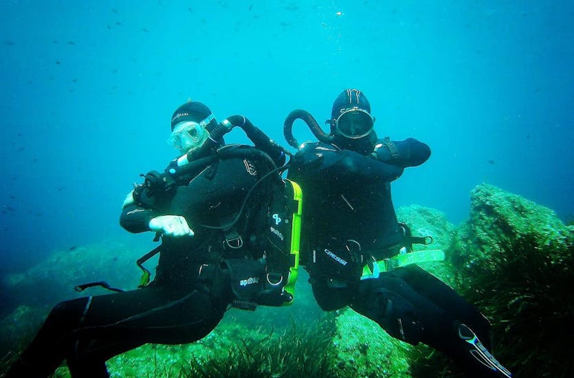Two divers having fun with H2O Sainte-Maxime. 