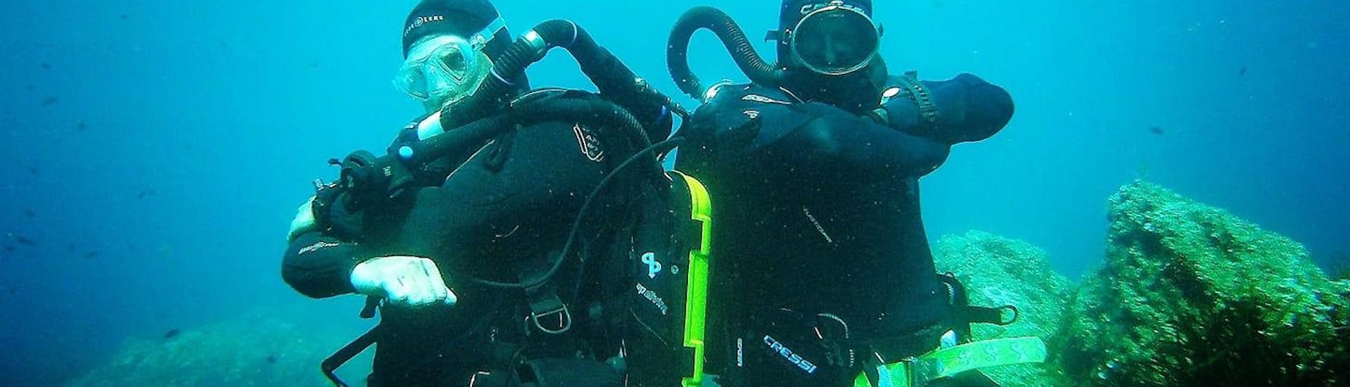 Deux plongeurs s'amusant avec H2O Sainte-Maxime