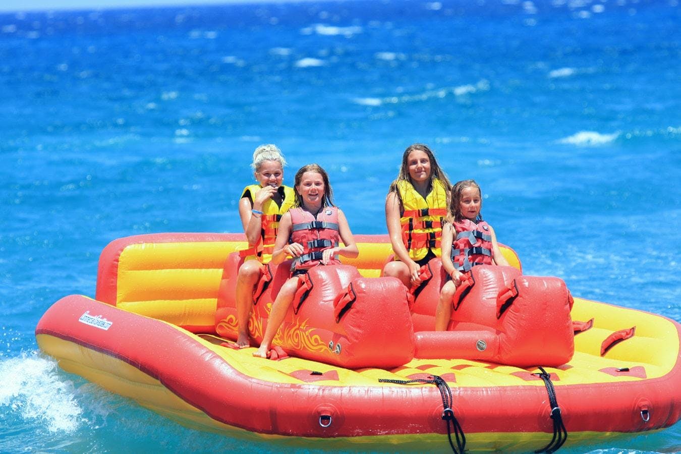h2o-water-sports-heraklion-hero Eine Gruppe von Mädchen geht auf eine Spaßbootfahrt am Strand von Ammoudara mit H2O Water Sports Heraklion.