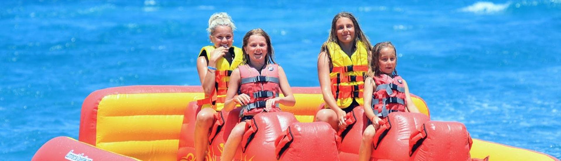 Eine Gruppe von Mädchen geht auf eine Spaßbootfahrt am Strand von Ammoudara mit H2O Water Sports Heraklion.