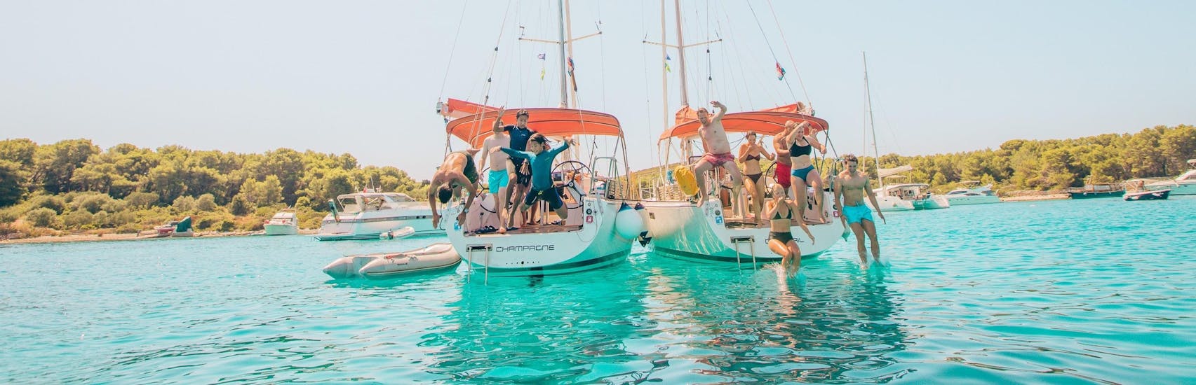 Eine Familie geht mit The Day Sail Croatia auf einen Segelbootausflug in der Adria.