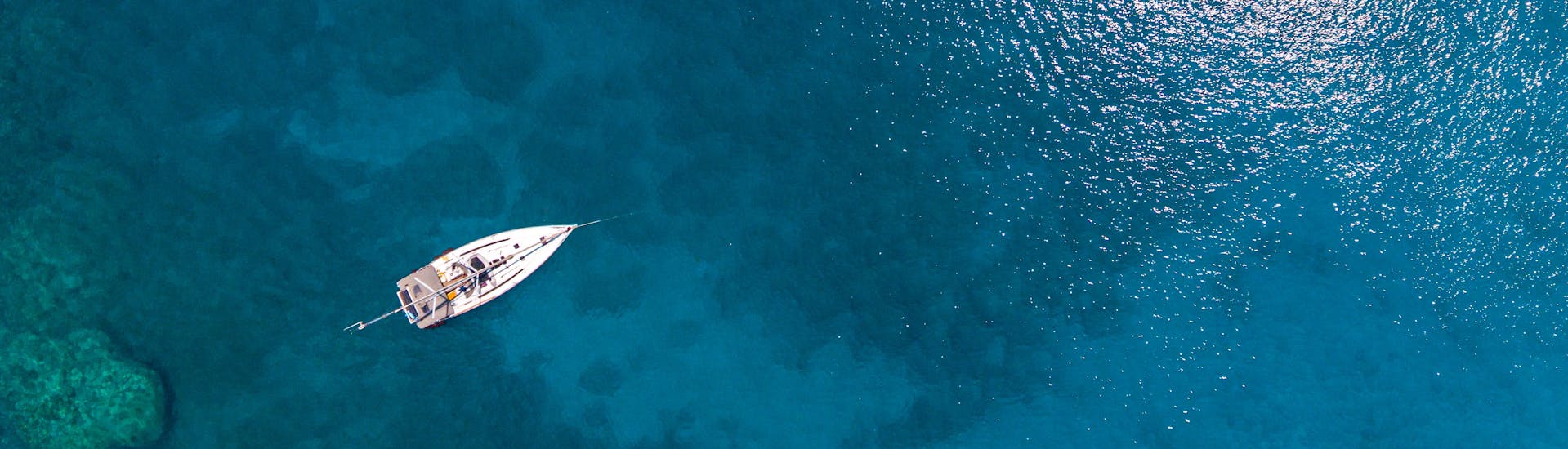 Zeilboot in het midden van de zee tijdens een halve dagtocht