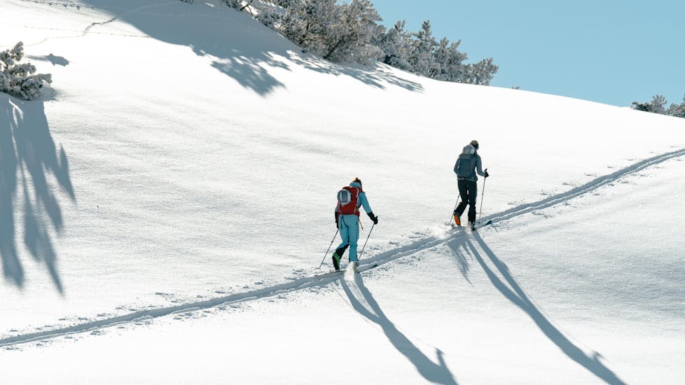 Hansi Kienle and a participant during a private ski tour through Allgäu.