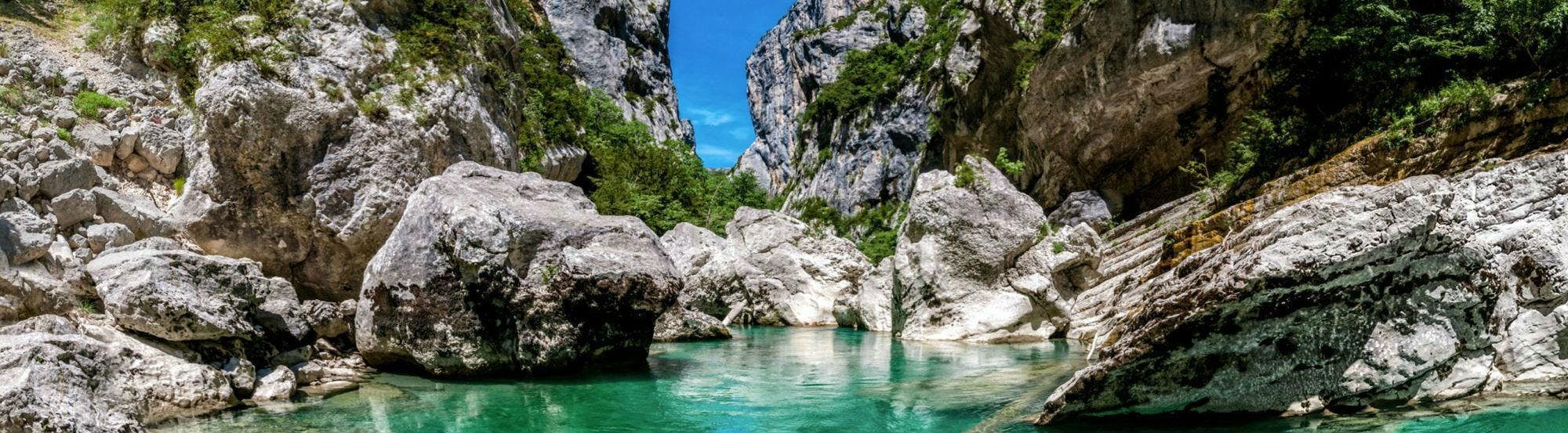 haute-provence-outdoor Panorama mozzafiato con montagne e mare, dove hanno luogo le attività di Haute-Provence Outdoor.