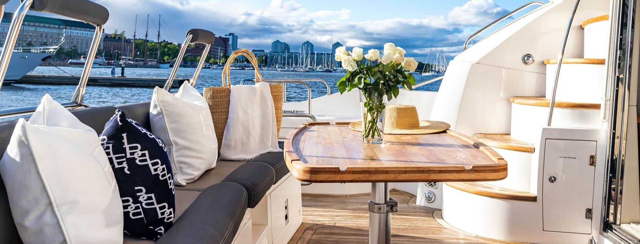 Luxe boot die 's ochtends over zee vaart, met designkenmerken en comfortabele zitplaatsen.