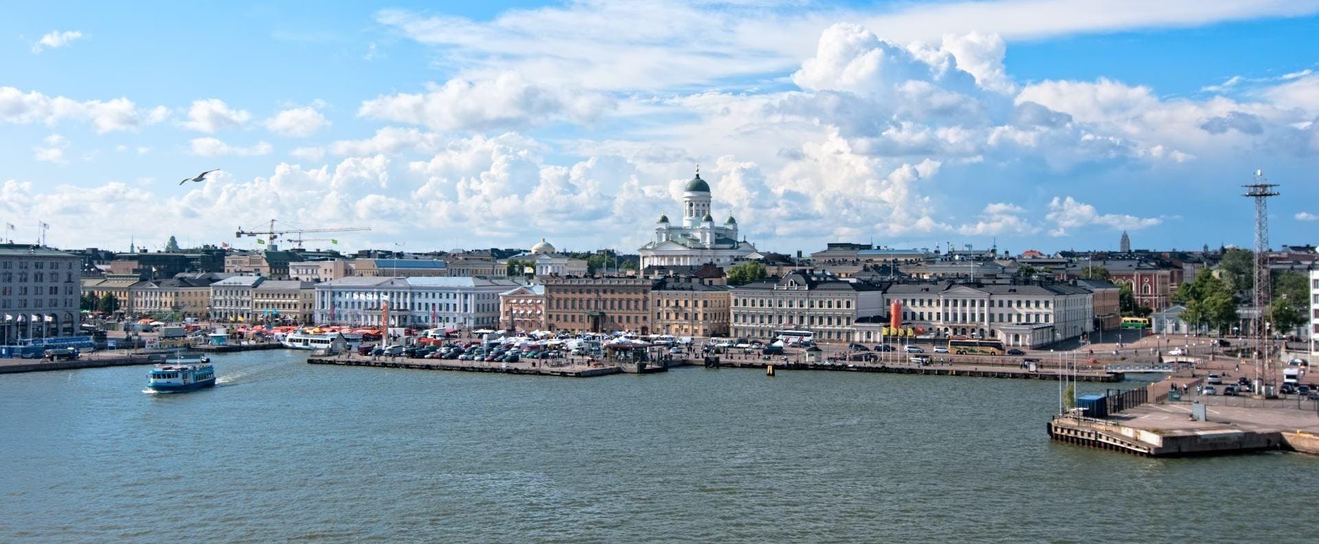 Helsinki Cruising Charters Die atemberaubende Skyline von Helsinki mit ikonischen Wahrzeichen unter einem strahlend klaren Himmel.