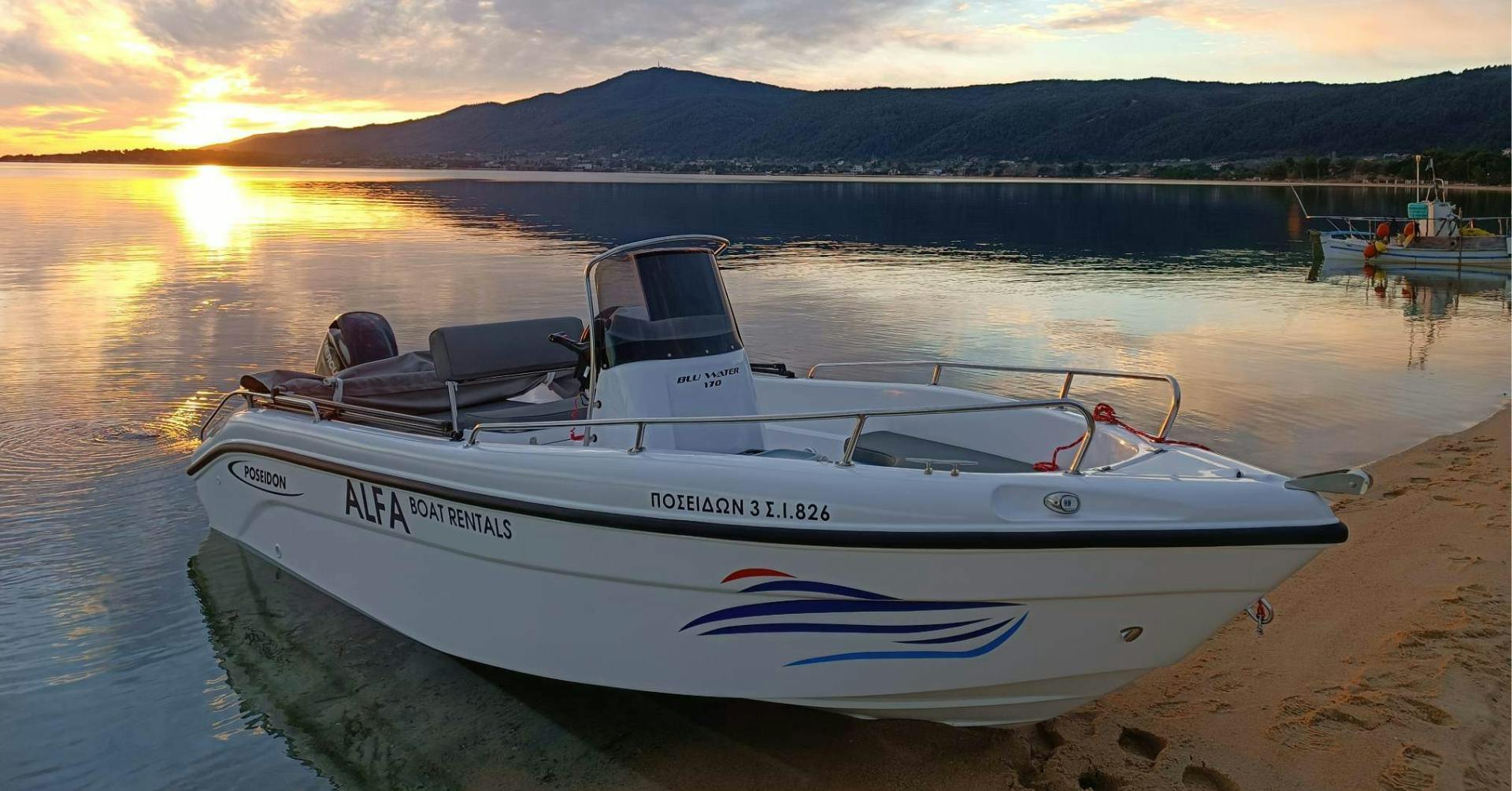 Alfa Boat Rental Vourvourou Prachtige landschappen met bergen en zee, waar de ervaringen van Alfa Boat Rental plaatsvinden.
