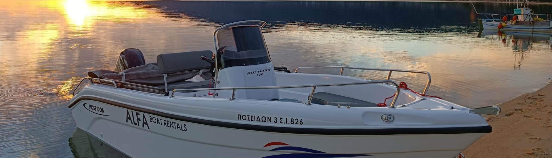 Un des bateaux que vous pouvez louer avec Alfa Boat Rental﻿ Vourvourou sous le coucher de soleil.