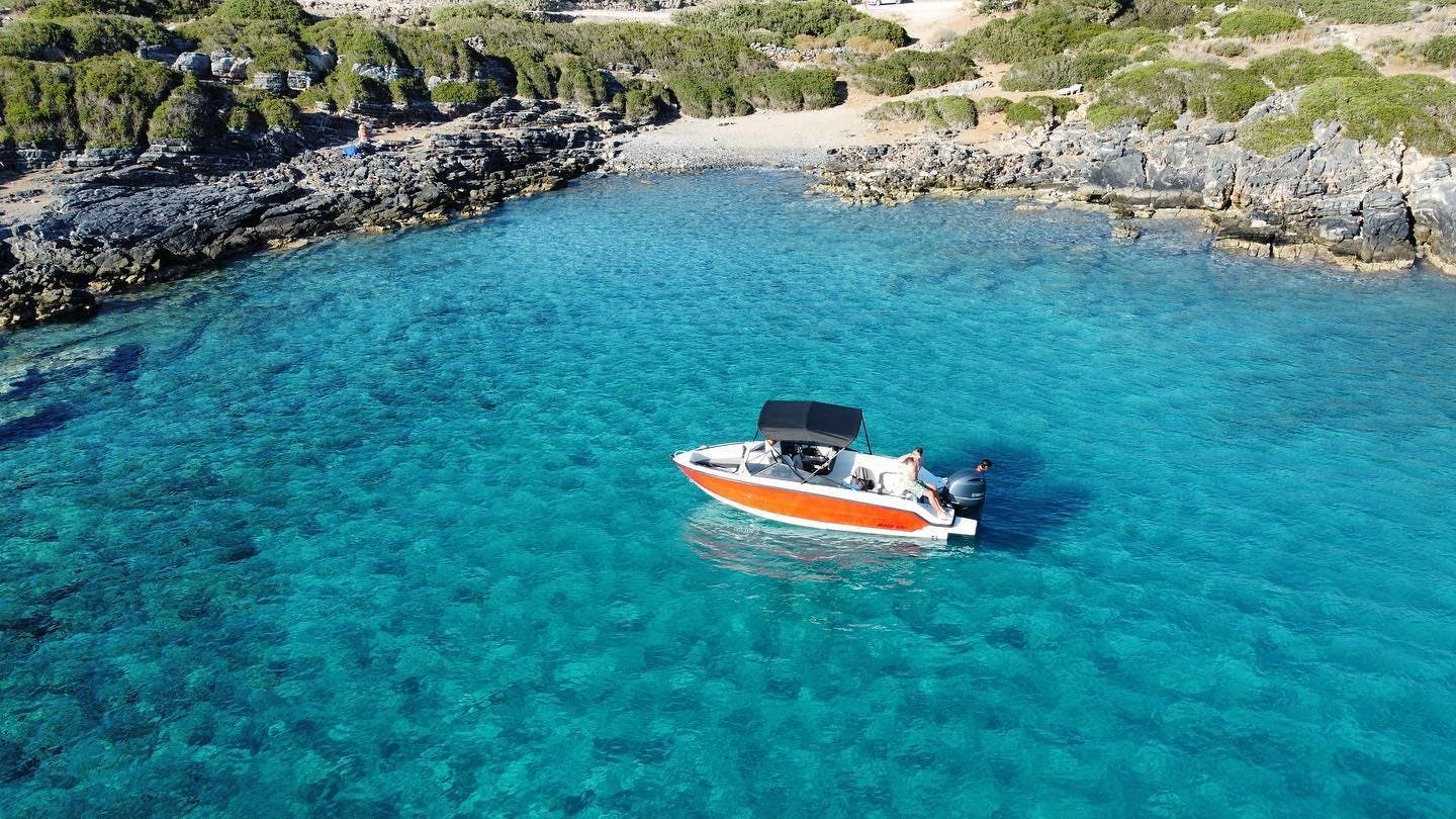 Amoudi Watersports Beeindruckende Landschaften mit Bergen und Meer, wo Aktivitäten von Amoudi Watersports stattfinden.