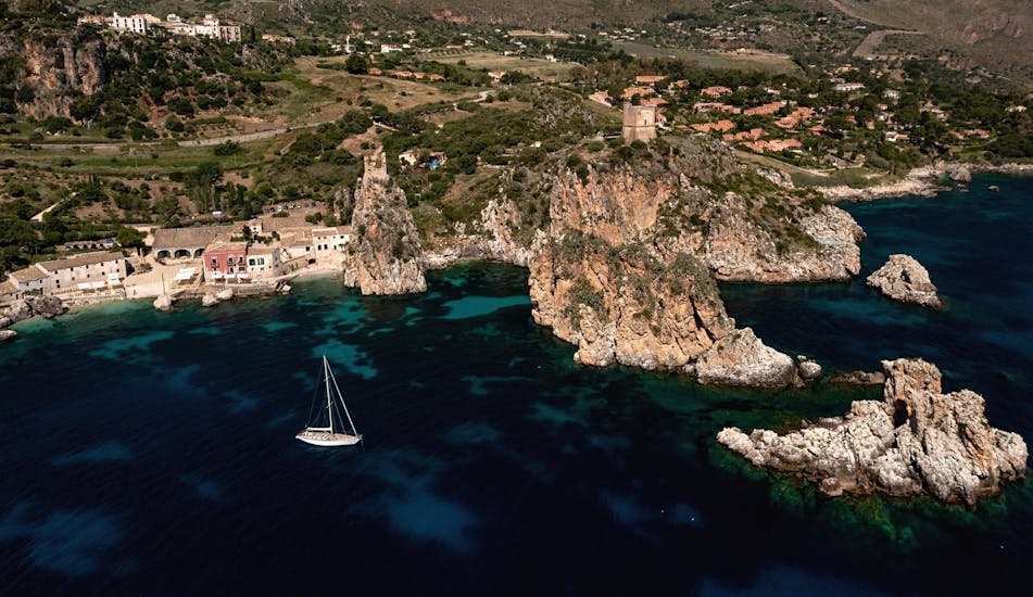 Foto della vista dall'alto del mare con una barca vela e un catamarano di Penelope Tour Castellammare.