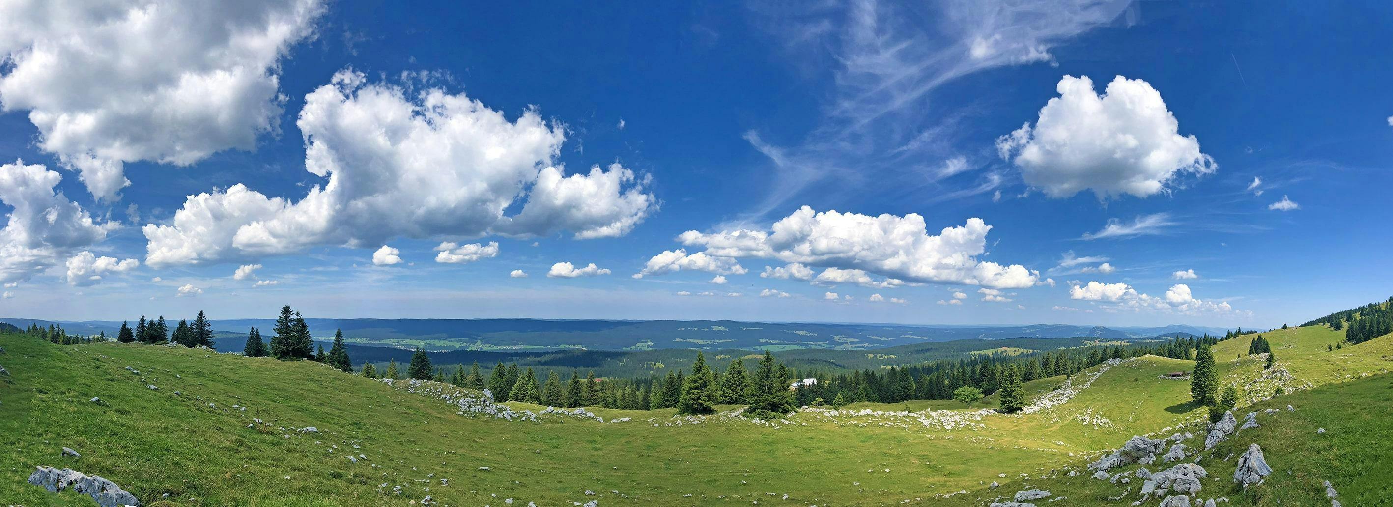 Beautiful landscapes showcasing mountains and sea, where the experiences of La Boîte à montagne are taking place.