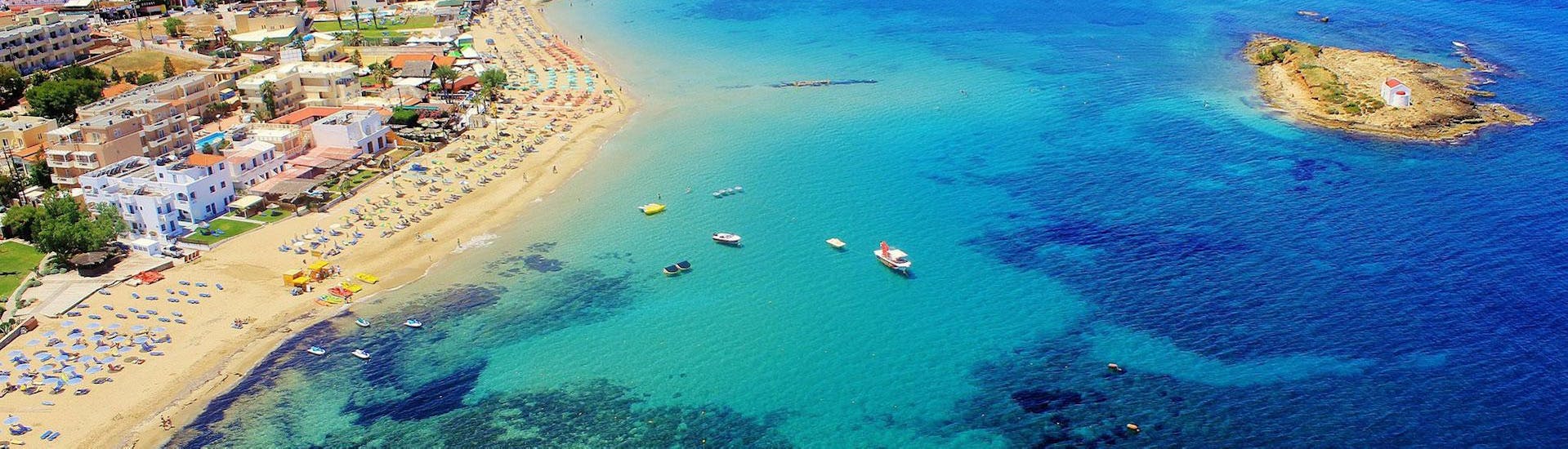 Vue aérienne de la plage de Malia où débutent toutes nos activités nautiques.