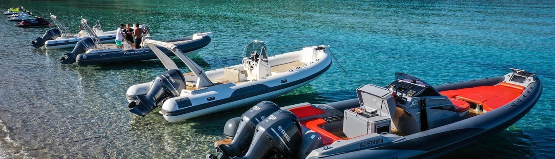 Les bateaux semi-rigides de Nautic Evasion Cargèse, sur l'eau, sont disponibles à la location.
