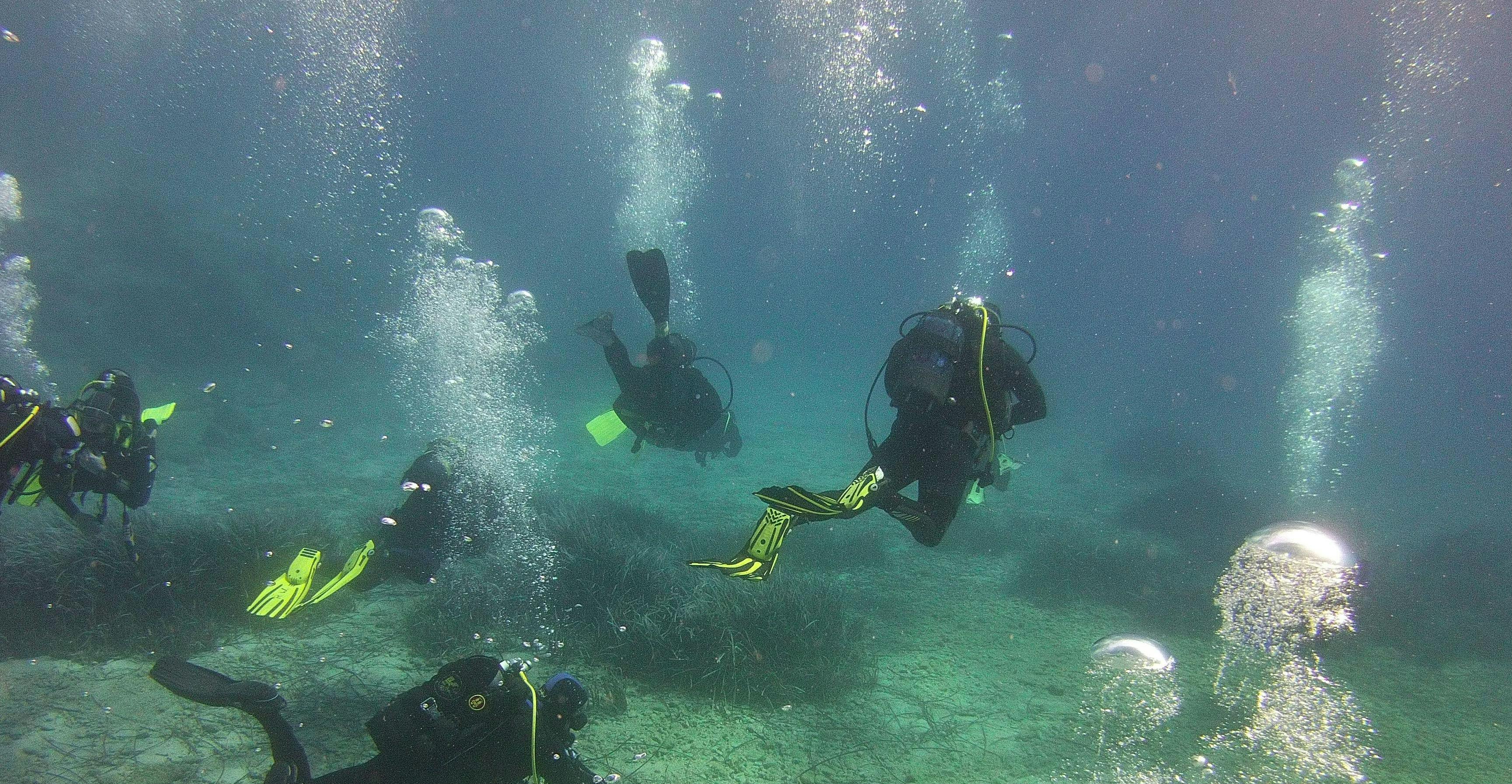 hero open water Padi Magnifique paysage de montagnes et de mer, où se déroulent les activités de X-ta-sea Divers Paros.
