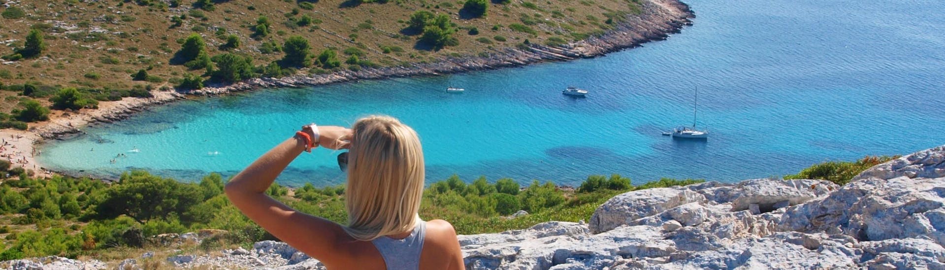 Une jeune femme admire la vue pendant l'une des balades en bateau de Sun Sailing Zadar.
