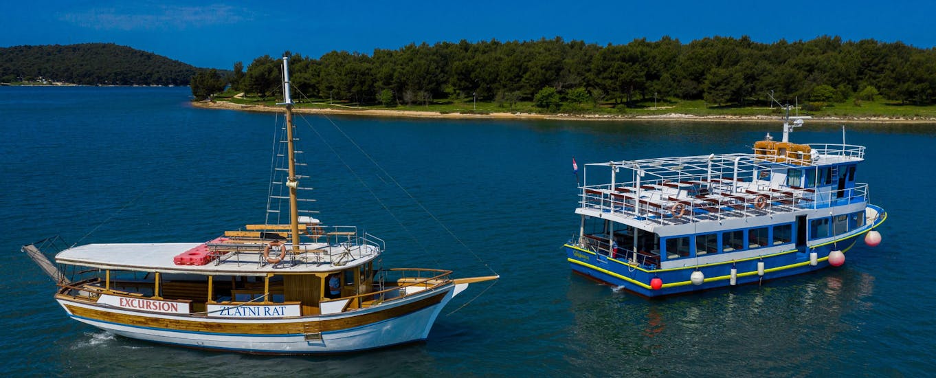 Picture of the two boats used by Tajana & Zlatni Rat Excursions during their boat tours around Medulin. 