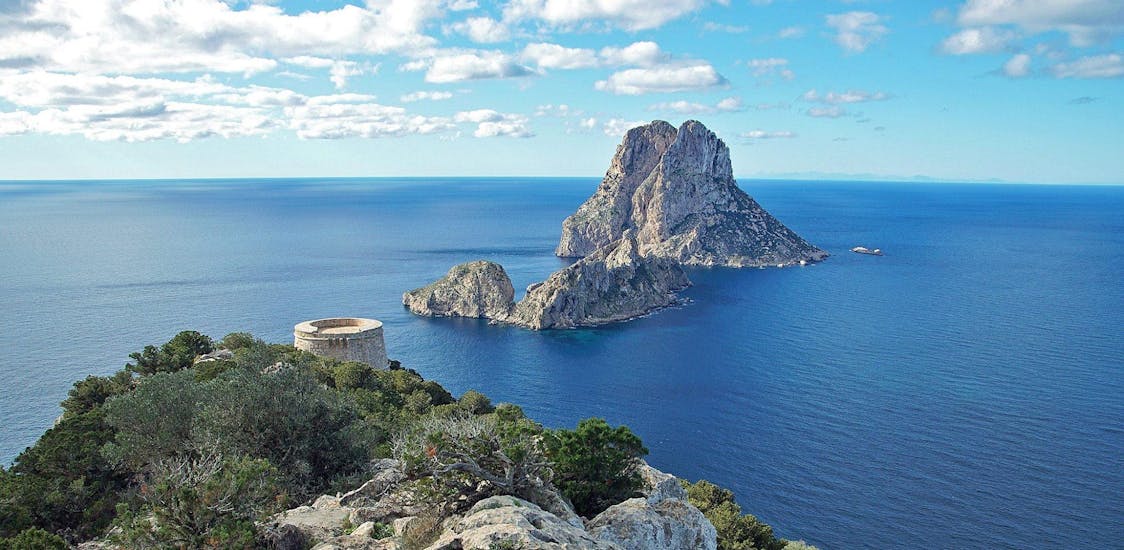 Es Vedrà vu depuis le bateau lors d'une des balades offertes par Capitan Nemo Ibiza.