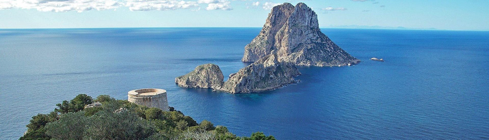 Es Vedrà vu depuis le bateau lors d'une des balades offertes par Capitan Nemo Ibiza.