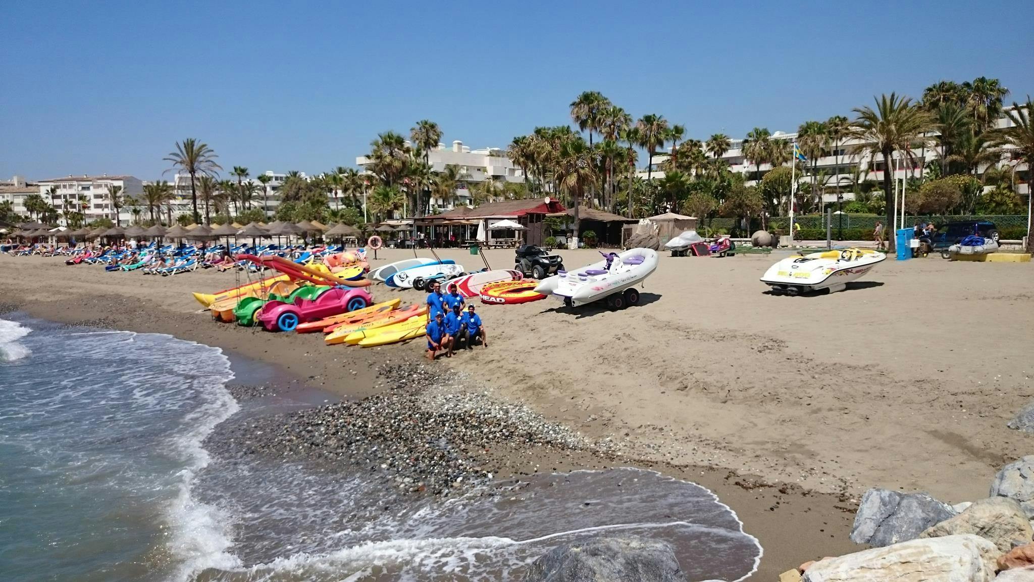 Panorama mozzafiato con montagne e mare, dove hanno luogo le attività di Water Sports Banús.