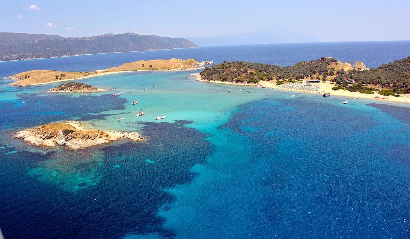 Rent a Boat Lampou Beeindruckende Landschaften mit Bergen und Meer, wo Aktivitäten von Rent a Boat Lampou stattfinden.