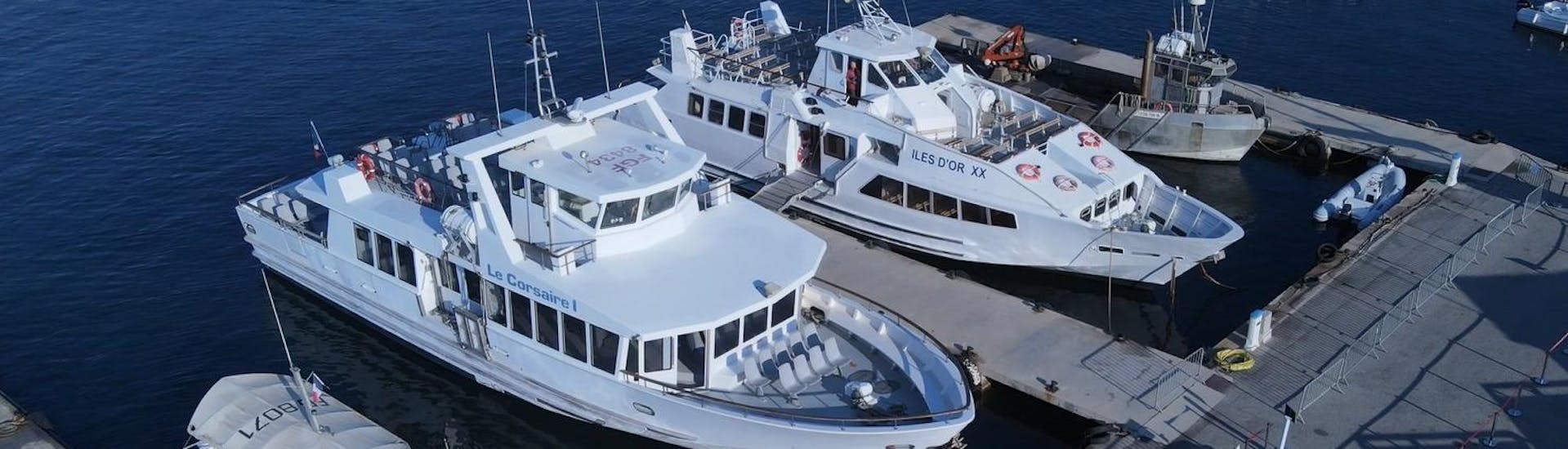 Due delle barche utilizzate da Vedettes Îles d'Or & Le Corsaire durante le loro gite in barca.