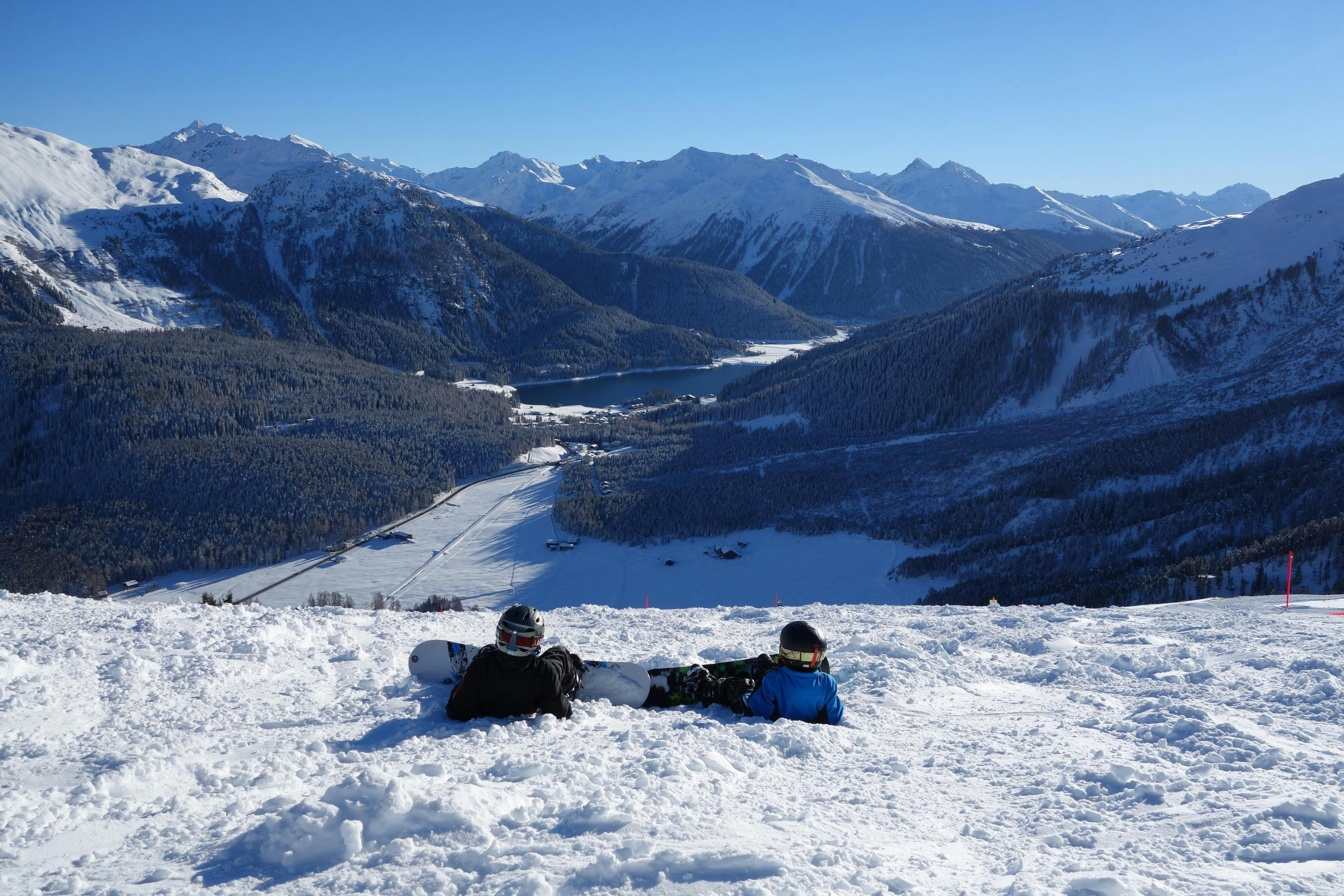hero Paisajes impresionantes de montaña y mar, donde tienen lugar las experiencias de Ben&Joe's Private Ski & SB School Davos.