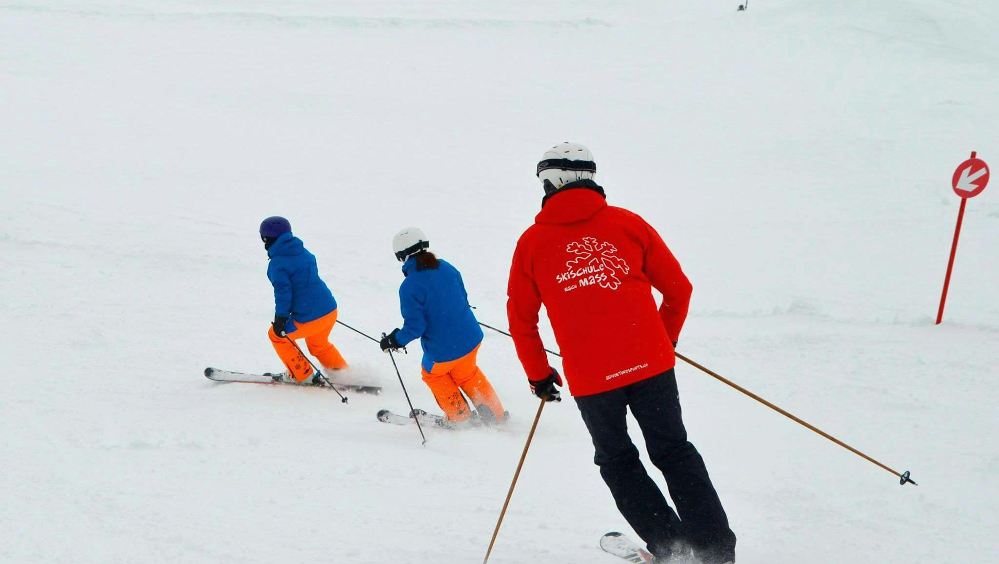 Beeindruckende Landschaften mit Bergen und Meer, wo Aktivitäten von Skischule nach Mass Laax Flims stattfinden.