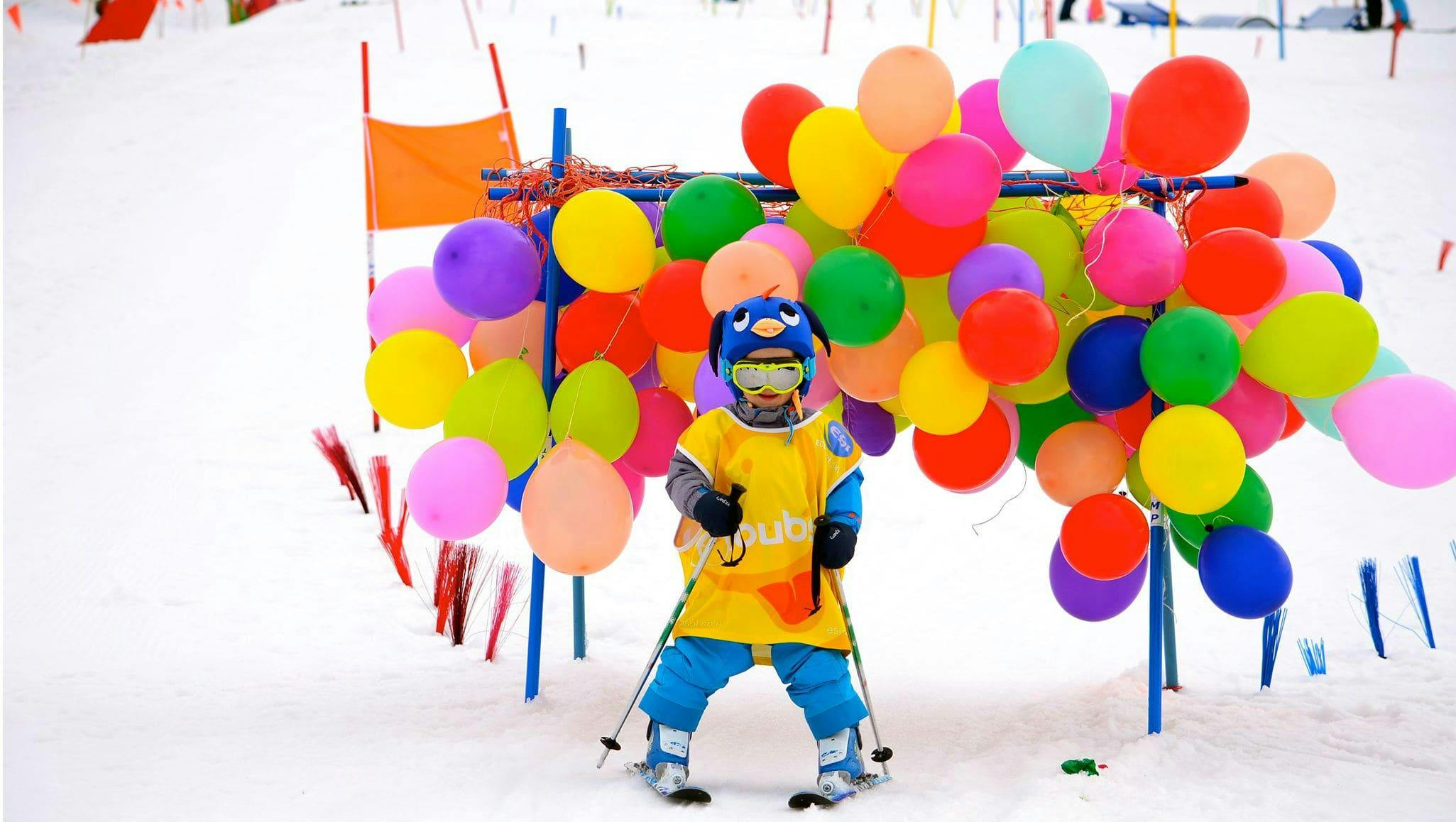 Herop-min Prachtige landschappen met bergen en zee, waar de ervaringen van Village des Enfants Avoriaz plaatsvinden.