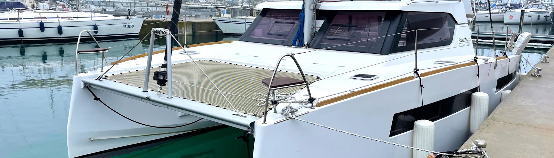 Foto di un catamarano a vela di Rent Me Charter al porto di Polignano a Mare.