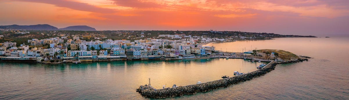 Hersonissos SEM Hero Vue de la côte d'Hersonissos au coucher du soleil.