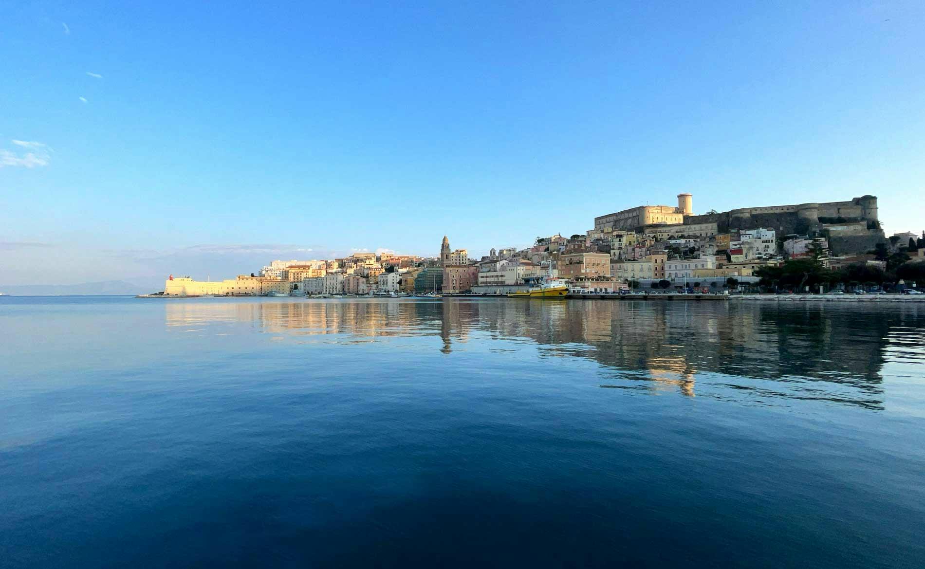 Gaeta Escursioni Magnifique paysage de montagnes et de mer, où se déroulent les activités de Gaeta Escursioni.