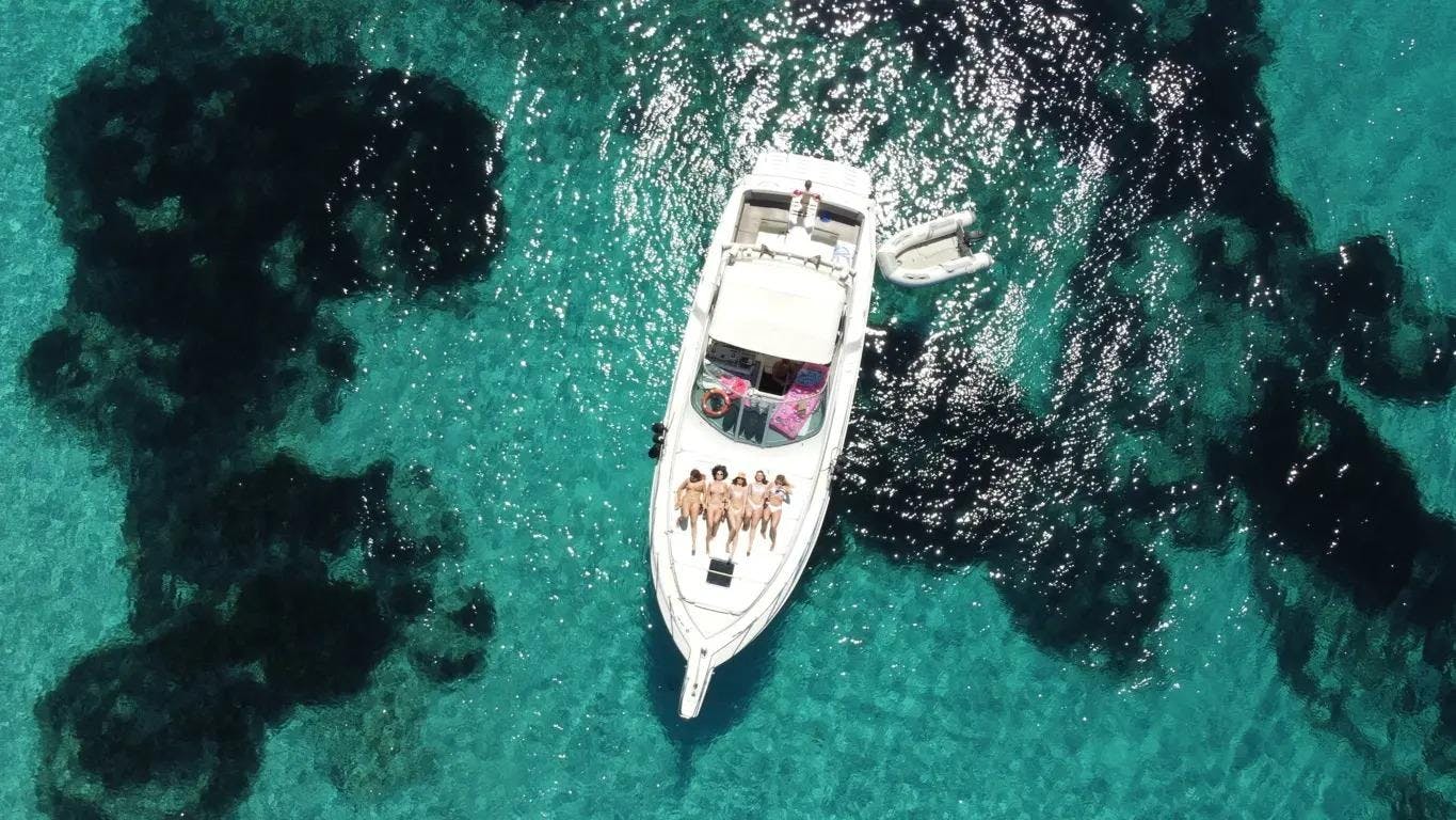 La Maddalena Boat Excursions Beeindruckende Landschaften mit Bergen und Meer, wo Aktivitäten von La Maddalena Boat Excursions stattfinden.