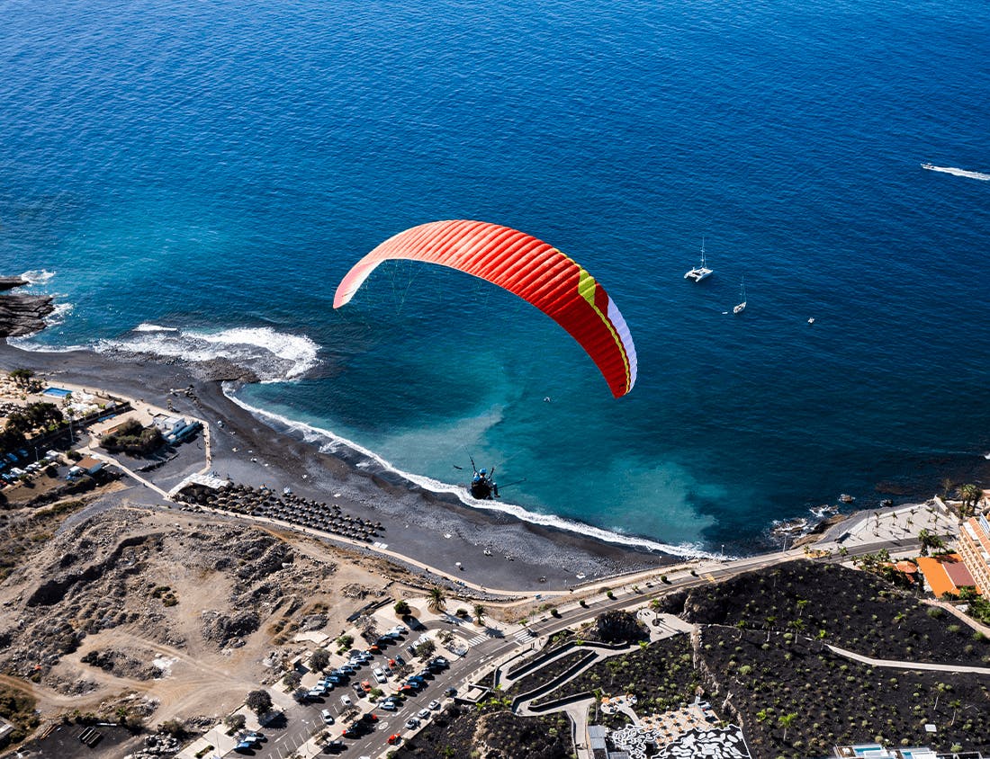 Daydream Paragliding Tenerife Beeindruckende Landschaften mit Bergen und Meer, wo Aktivitäten von Daydream Paragliding Tenerife stattfinden.