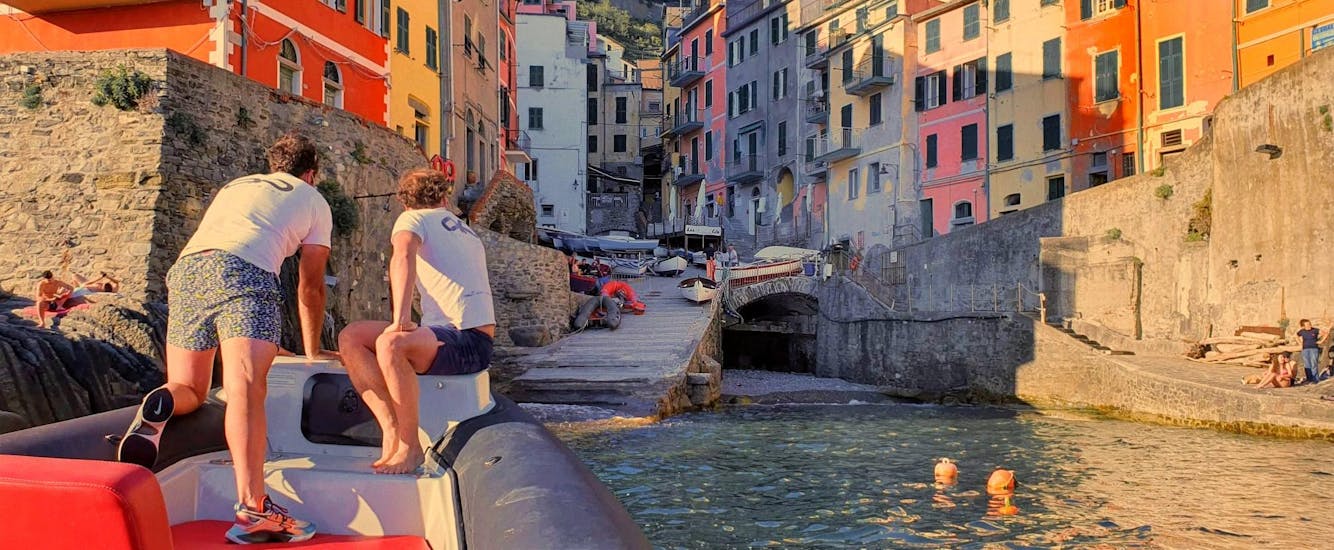 Dos patrones en una lancha RIB de HopHop Boat La Spezia acercándose a uno de los pueblos de Cinque Terre.