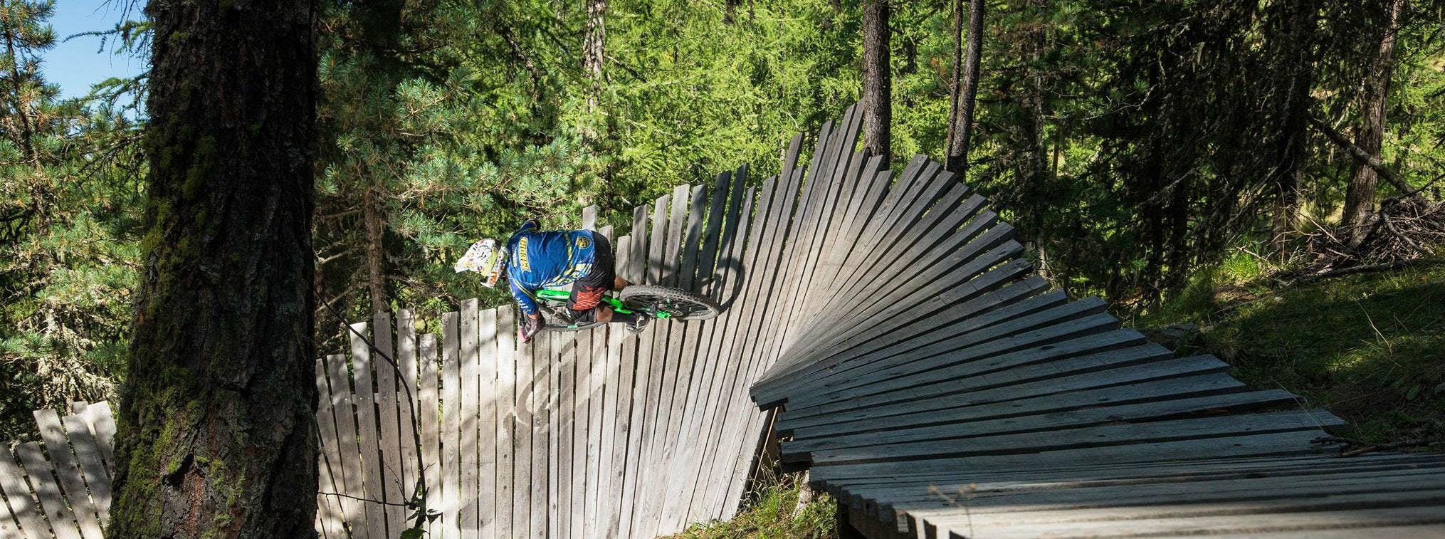 horizons hero-min Beeindruckende Landschaften mit Bergen und Meer, wo Aktivitäten von Horizons Tout Terrain Les Orres stattfinden.