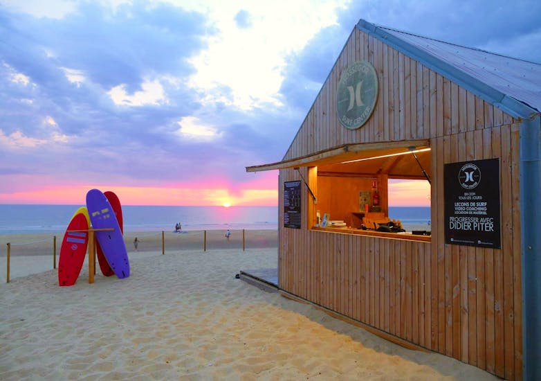 View from the Hossegor Surf Center surf school hut on the Culs Nuls beach in Hossegor at sunset, where the surf lessons take place.