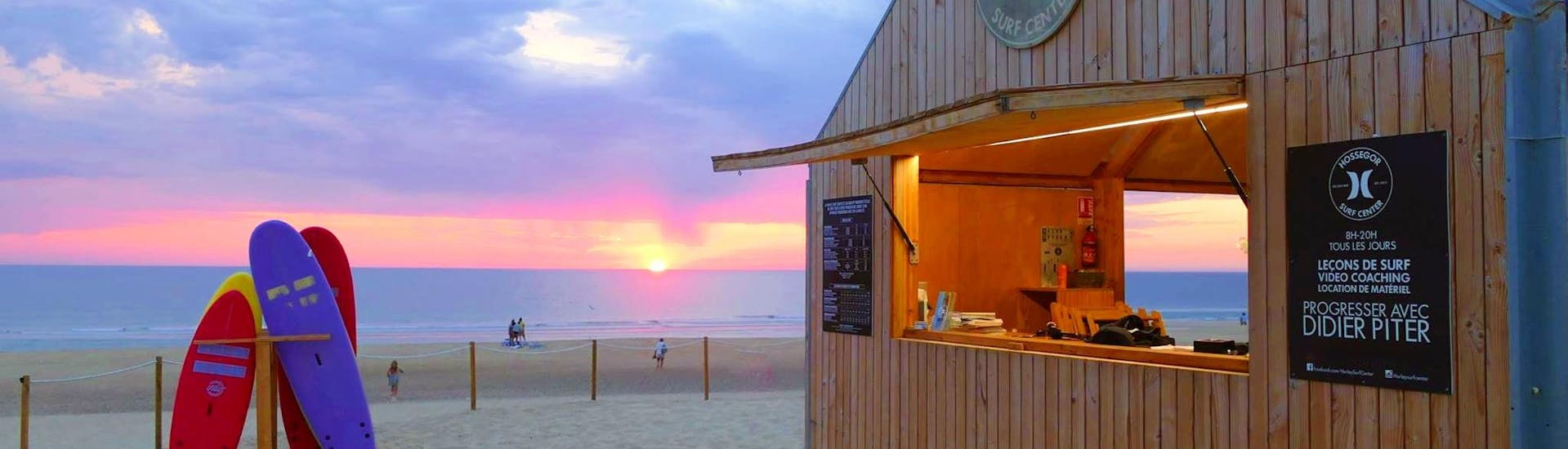 View from the Hossegor Surf Center surf school hut on the Culs Nuls beach in Hossegor at sunset, where the surf lessons take place.