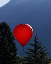 Une montgolfière rouge au dessus du lac d'Annecy en France.