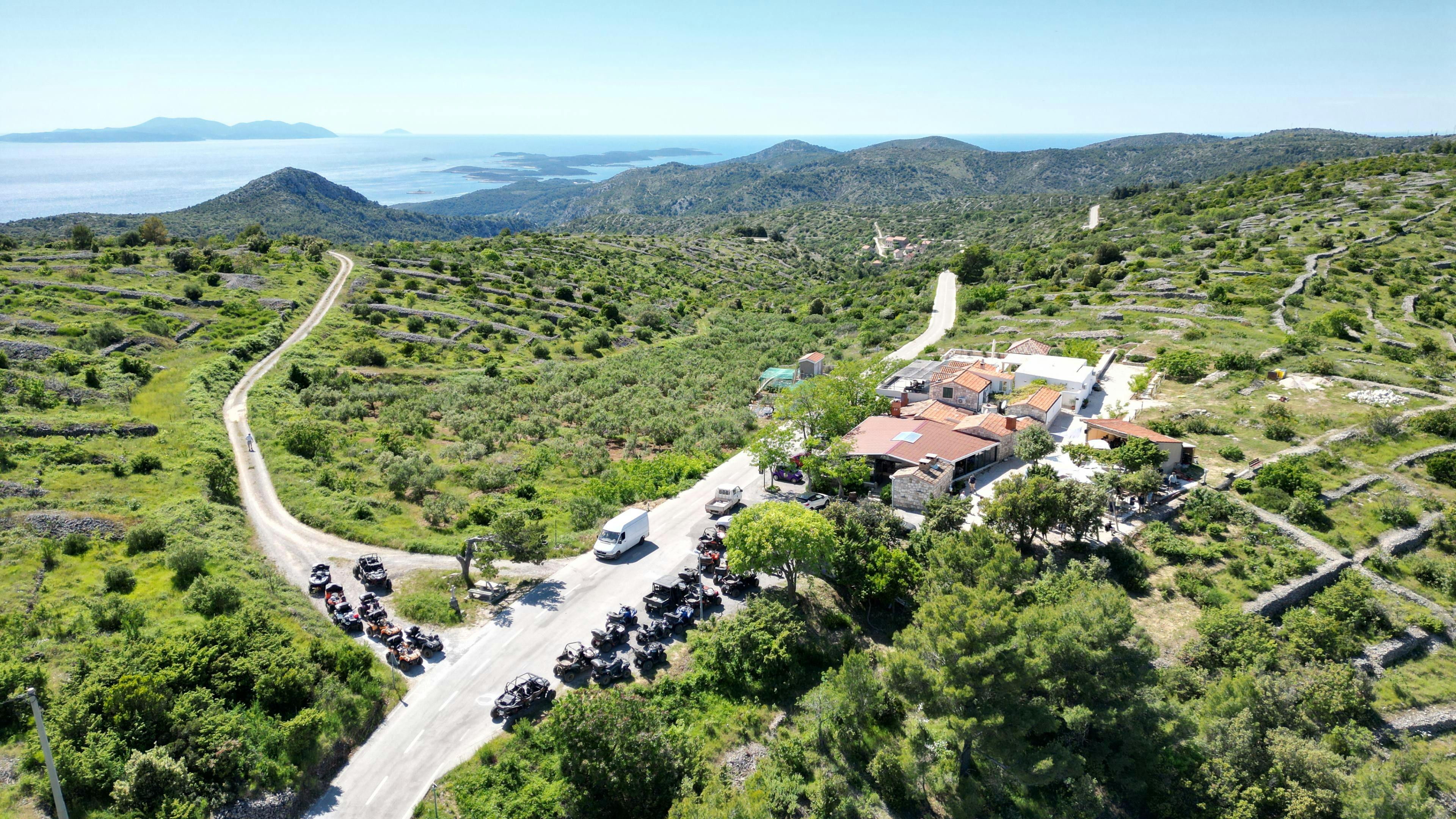 Hvar Quads Paisaje en croacia con un sendero con buggies y paisaje verde con montañas al fondo desde Hvar Quads.