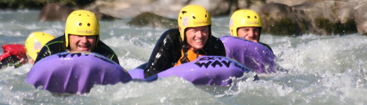 Hydrospeed SEM Hero Des personnes s'amusent avec des planches d'hydrospeed dans une rivière.