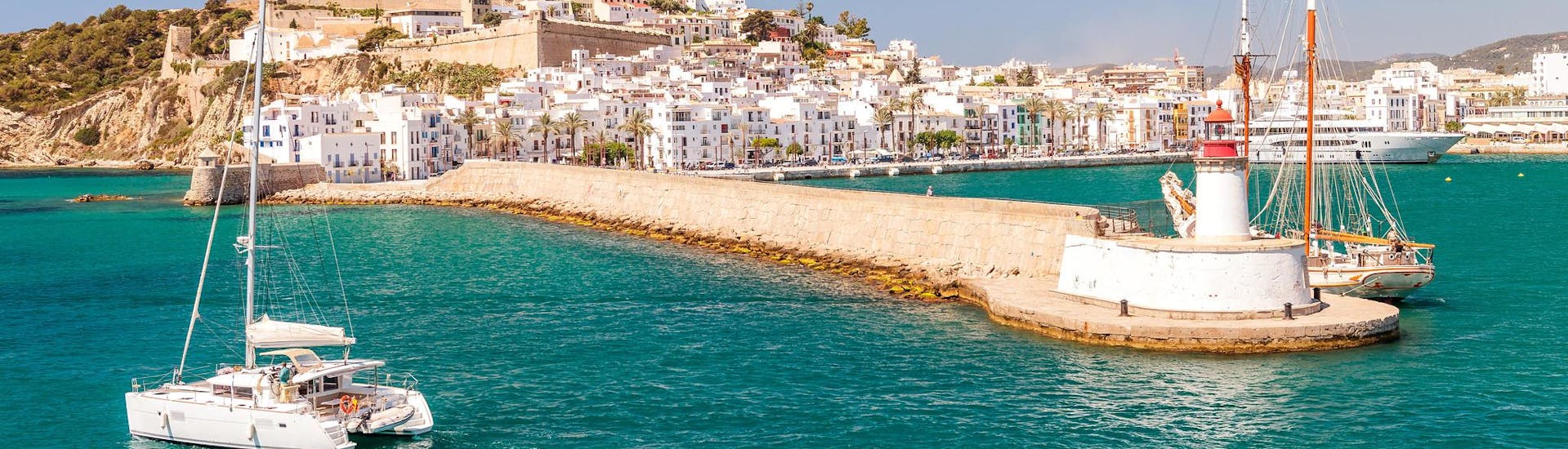 Due barche vicino alla costa di Ibiza, in Spagna.