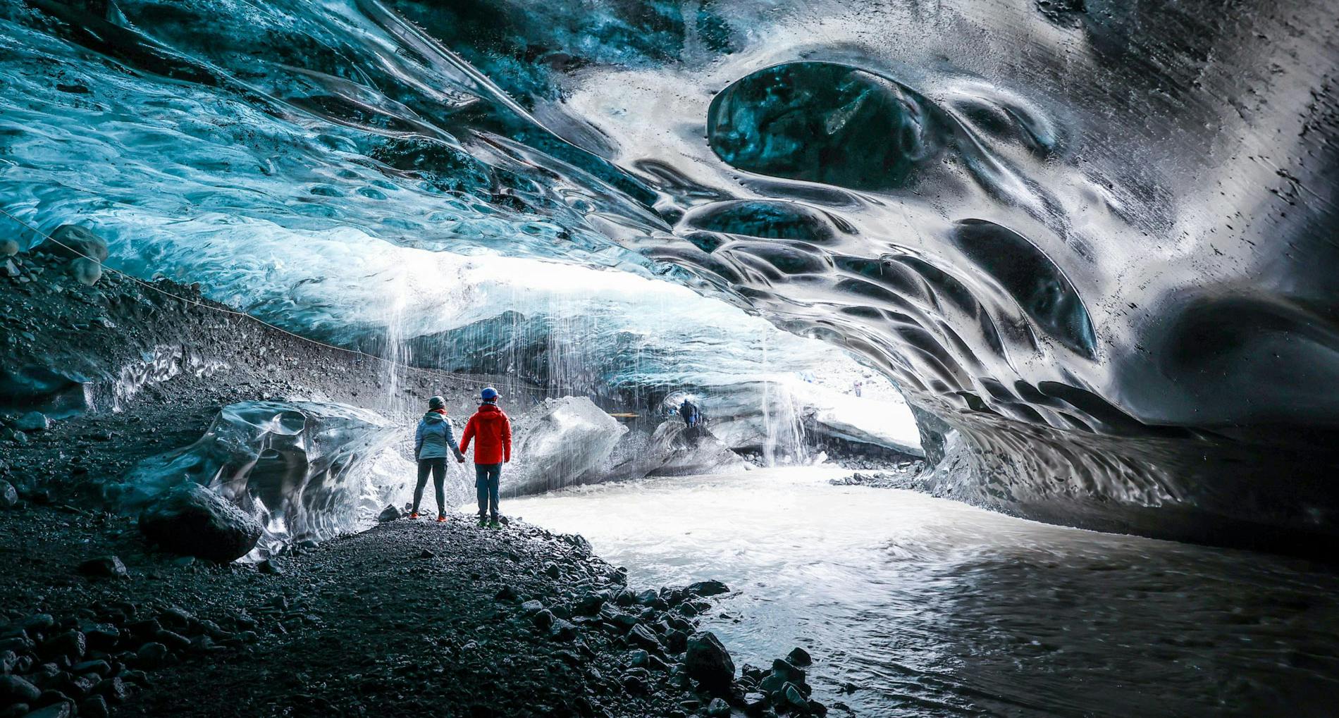 Ice Pic Journeys Höfn Beautiful landscapes showcasing mountains and sea, where the experiences of Ice Pic Journeys Höfn are taking place.