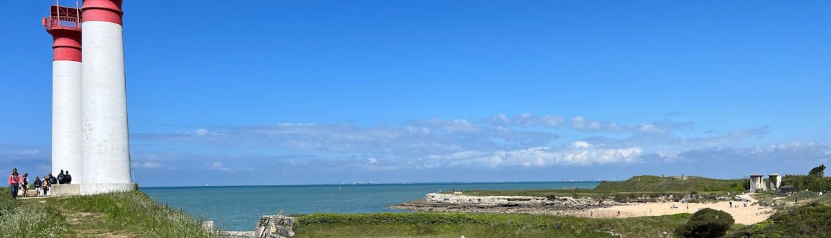 Île d'Aix SEM Hero Grupo de personas divirtiéndose durante un paseo en barco en la isla de Aix.