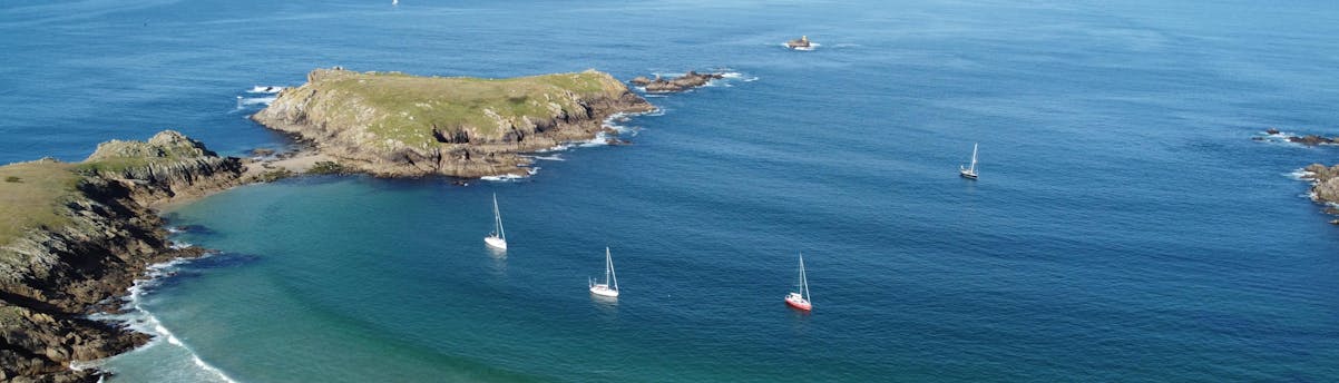 Ile d'Houat SEM Hero Mehrere Boote in der Nähe der Küste der Ile d'Houat in Frankreich.