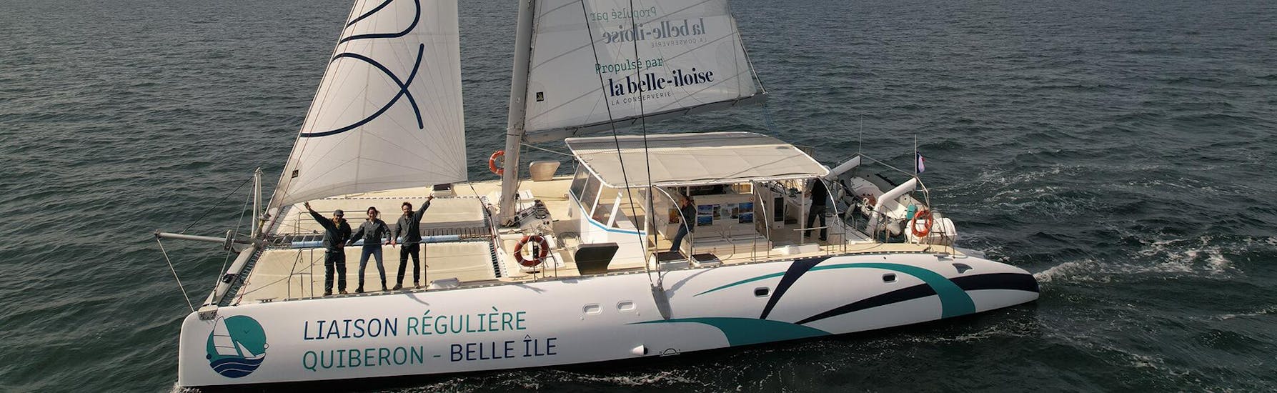 Le catamaran de Iliens - La navette qui met les voiles Quiberon en route pour Belle-Île.