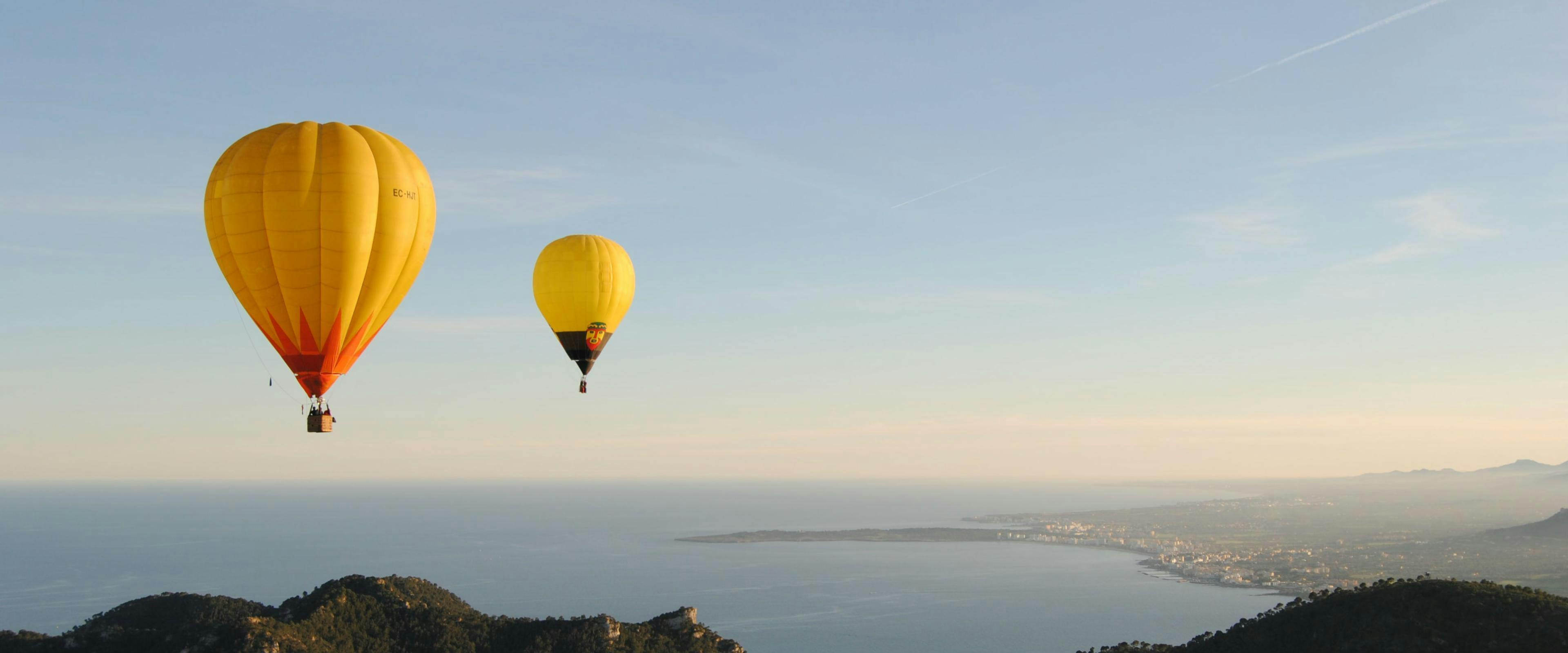 illes-balears-ballooning-hero Magnifique paysage de montagnes et de mer, où se déroulent les activités de Illes Balears Ballooning.