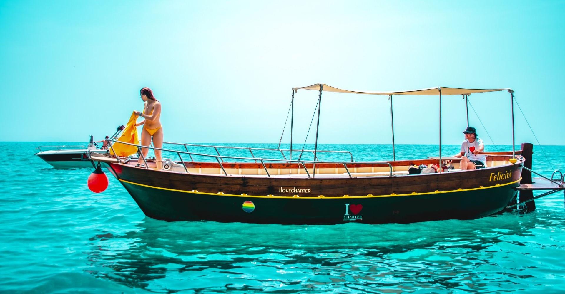 Barca di I Love Charter Navigando nel Mar Tirreno.